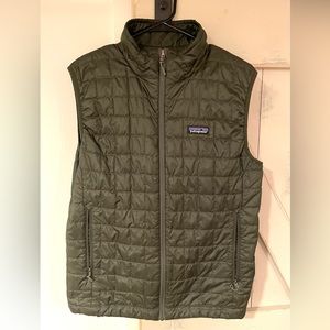Patagonia men’s nano puff vest in green. Size medium